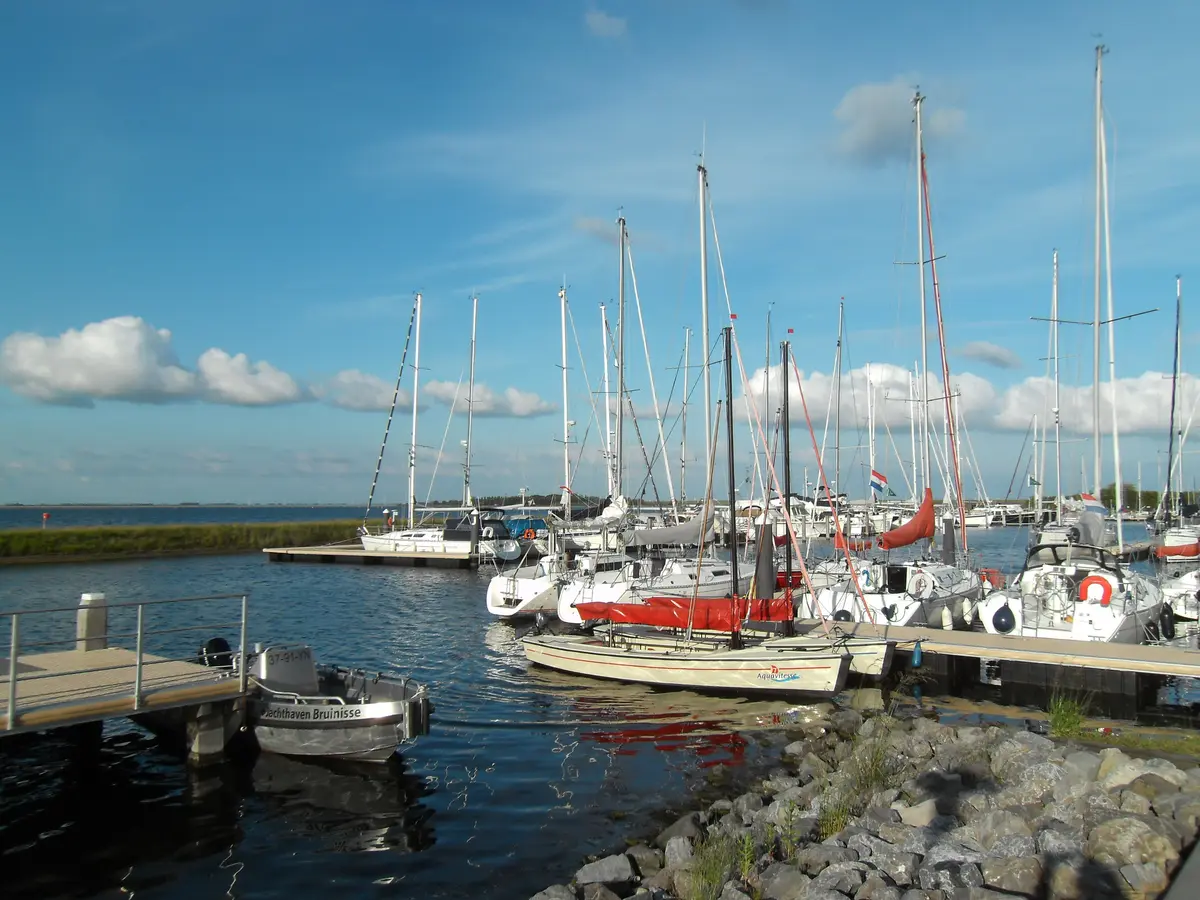 Segelboote im Hafen von Bruinisse auf Schouwen-Duiveland in Zeeland.