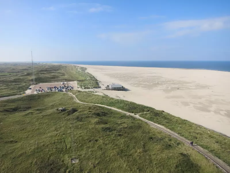 Luftbild von Dünen, Strand und Nordsee auf Texel