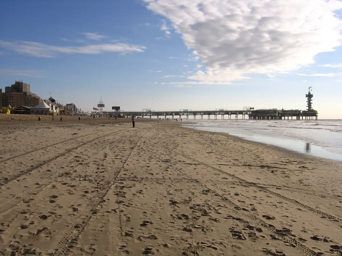 Sandstrand und Seebrücke in Scheveningen an der Nordsee.