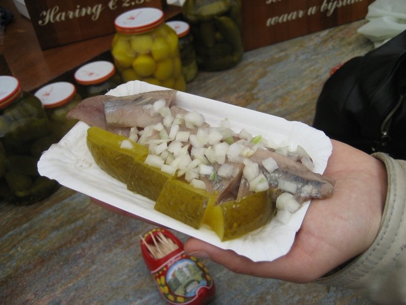 Hering mit Gewürzgurke und Zwiebeln