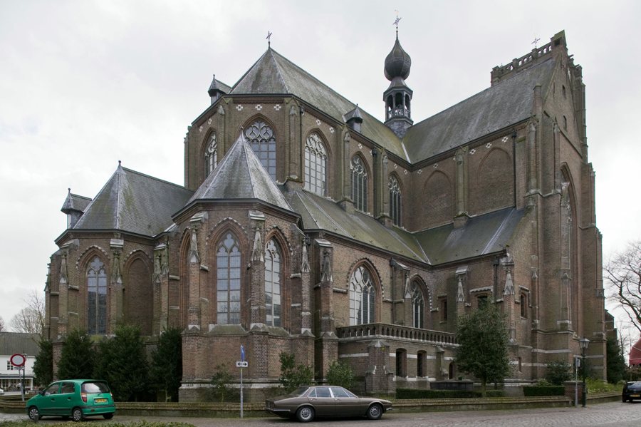 Sint-Petrusbasilika am historischen Markt von Oirschot