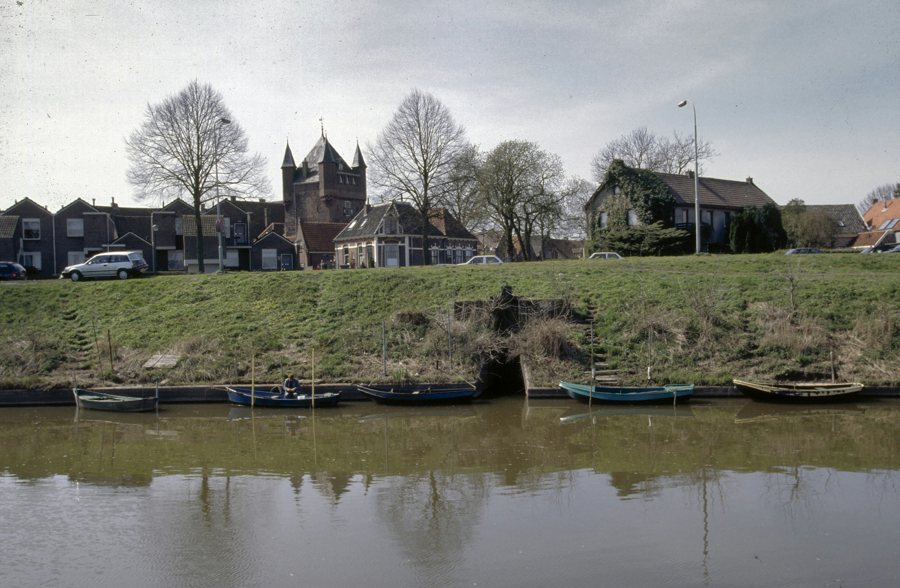 Dijkpoort von Hattem mit Blick über den Kanal