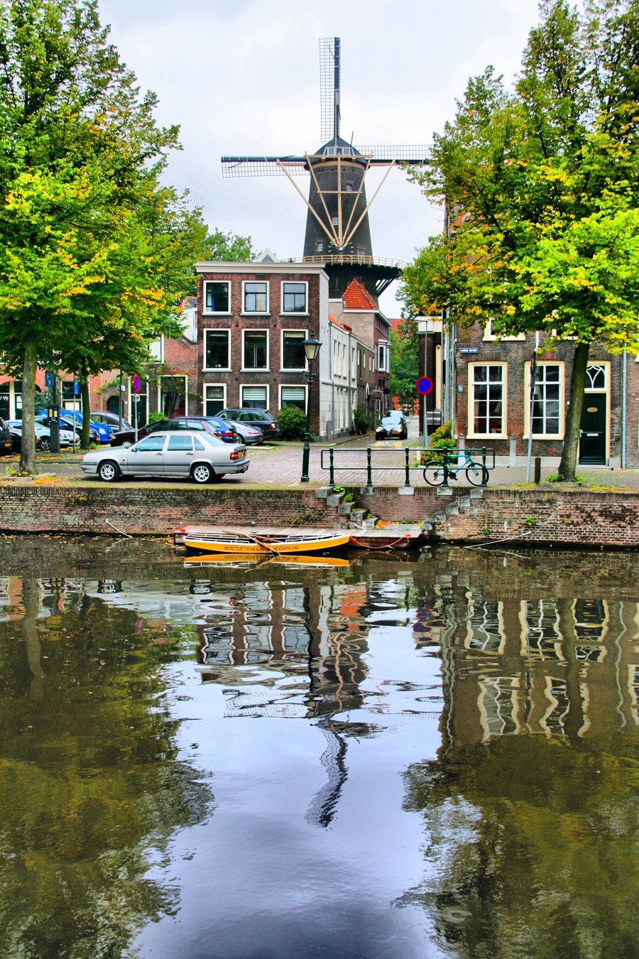 Windmühle De Walvisch an der Lange Haven in Schiedam