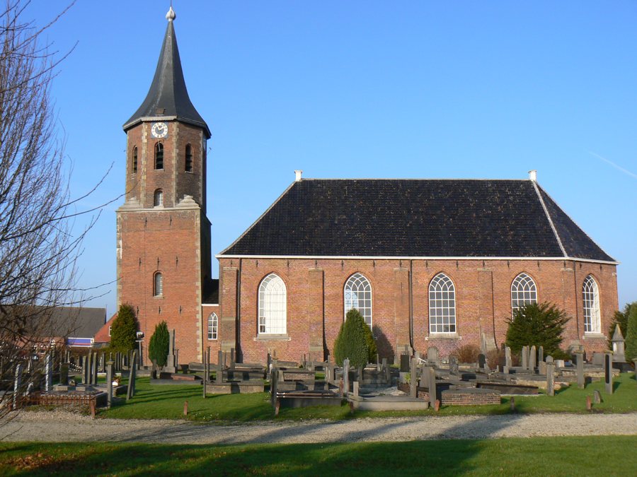 Kirche von Nieuwolda mit freistehendem Turm und historischem Ortskern