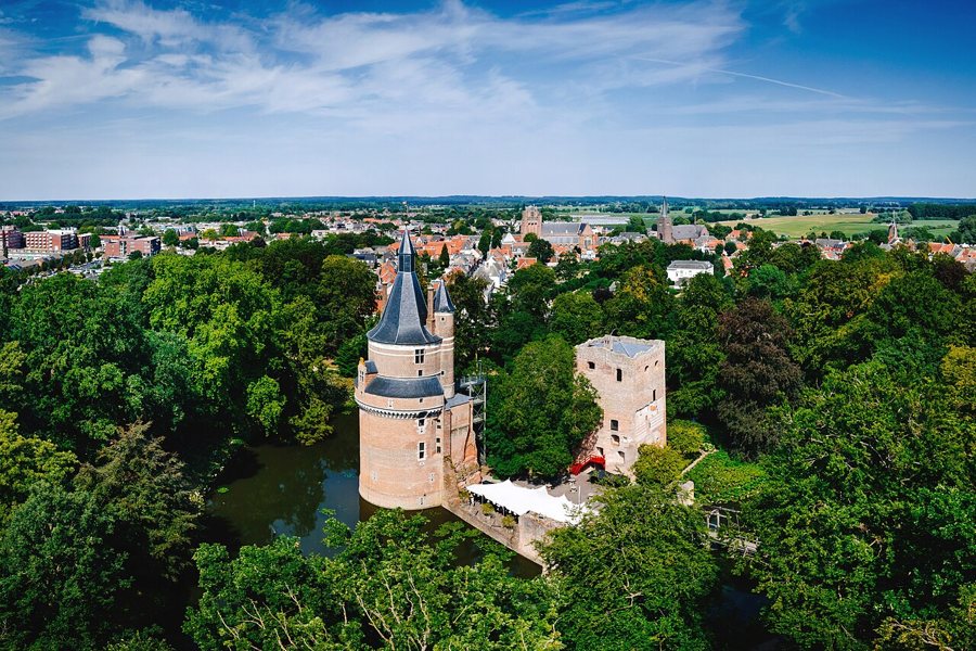 Kasteel Duurstede mit Park und historischer Stadt im Hintergrund