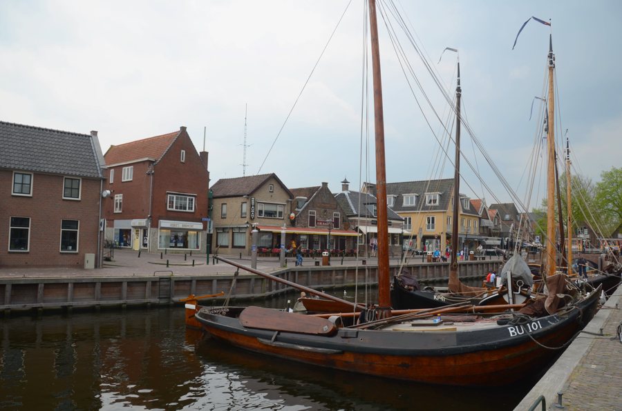 Historischer Hafen von Spakenburg mit Bottern