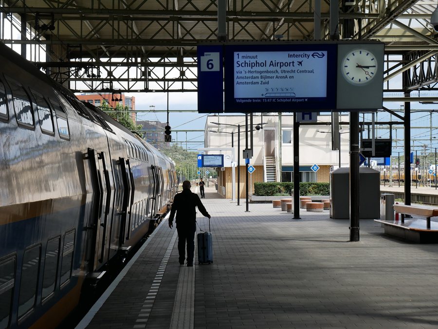 Zug und Bahnsteiganzeige am Bahnhof Eindhoven Centraal
