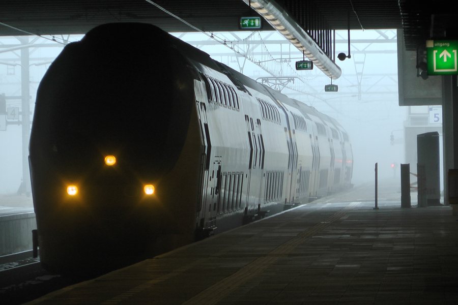 VIRM-Zug am Bahnhof Den Haag Centraal
