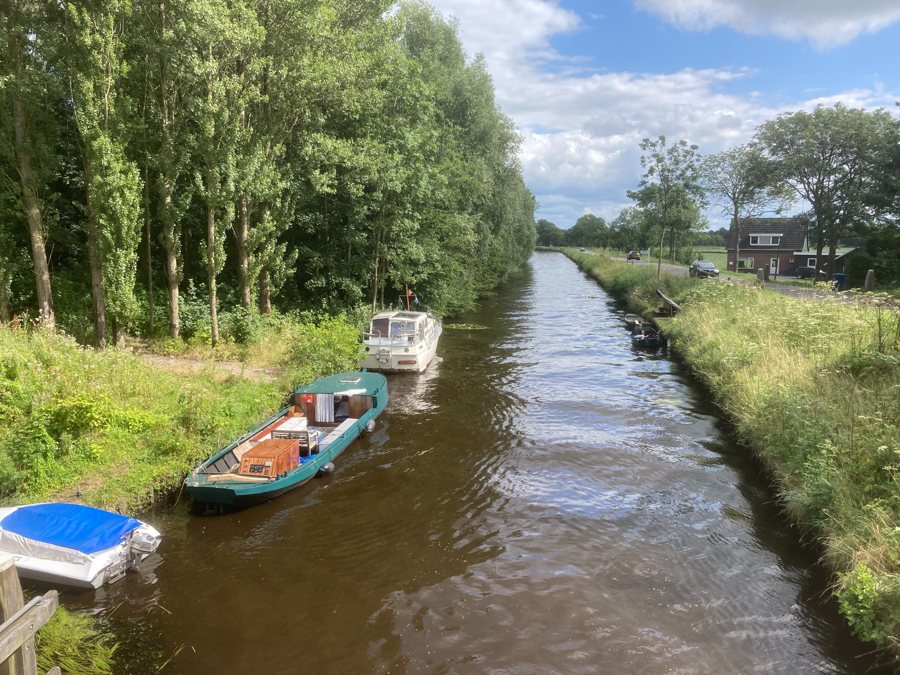Kanal mit Booten bei Oudwoude in Friesland