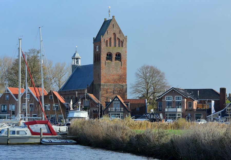 Sint-Pitertsjerke am Wasser in Grou