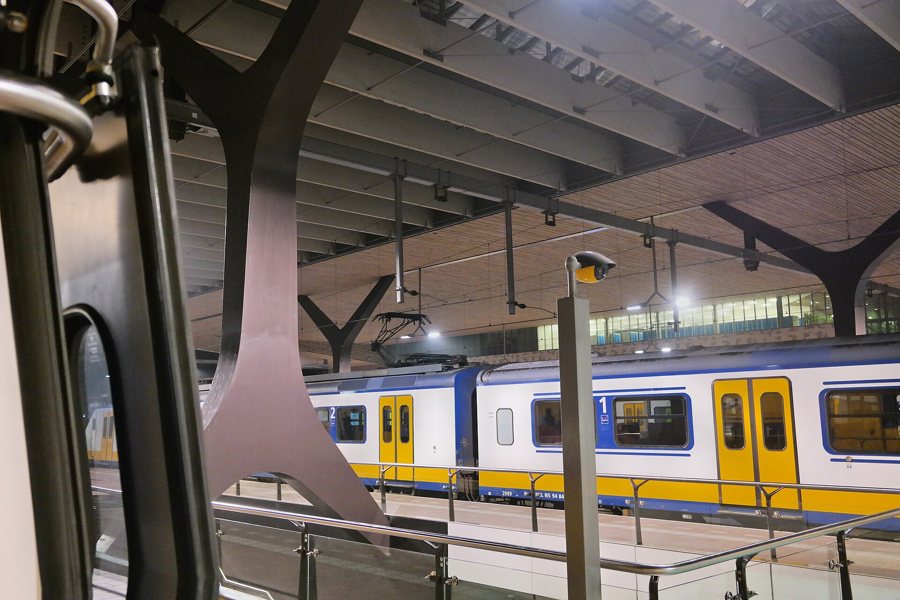 NS-Sprinter am Bahnhof Rotterdam Centraal