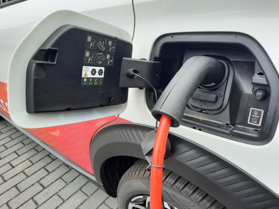 Elektroauto beim Laden in Winterswijk