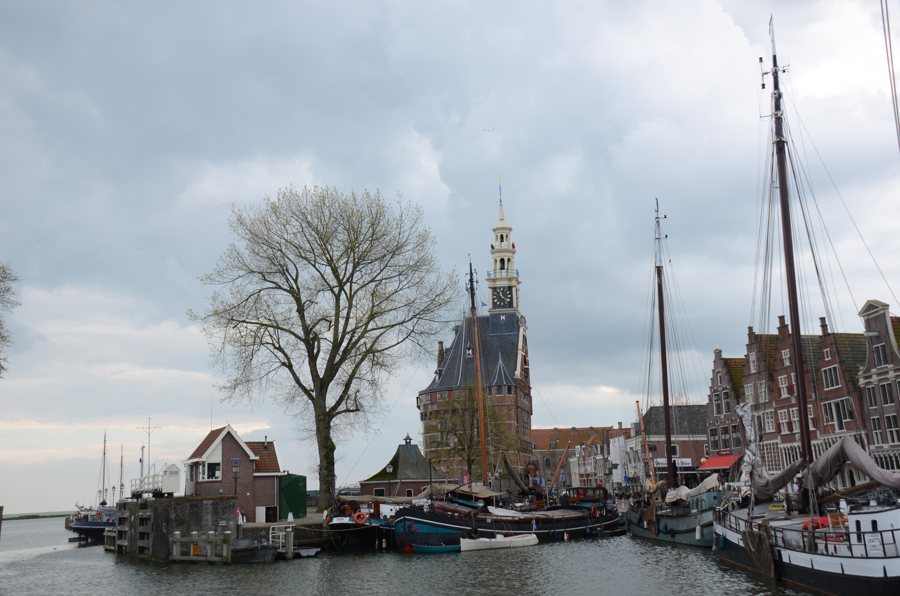 Historischer Hafen von Hoorn mit der Hoofdtoren am IJsselmeer
