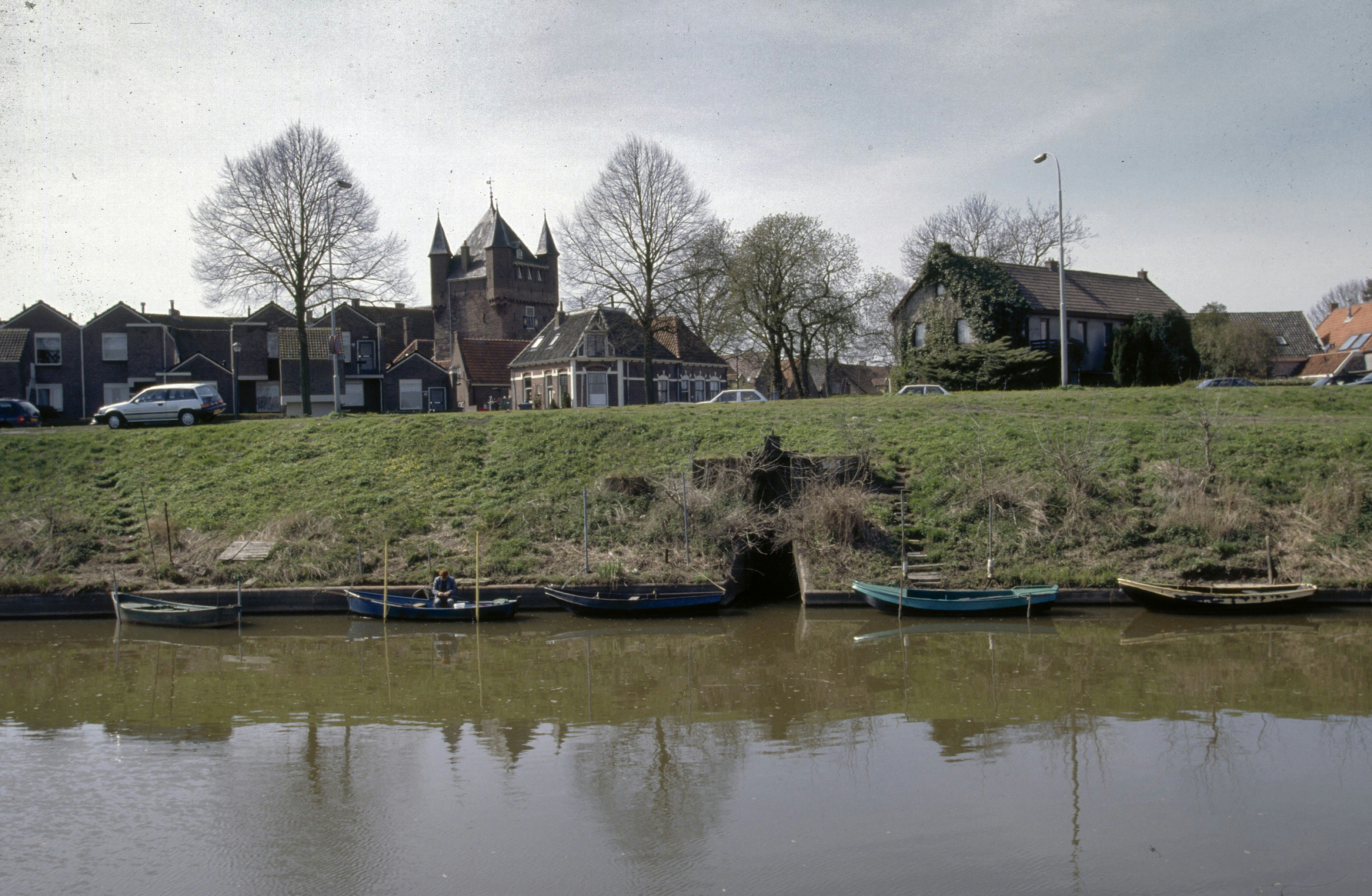 Dijkpoort von Hattem mit Blick über den Kanal