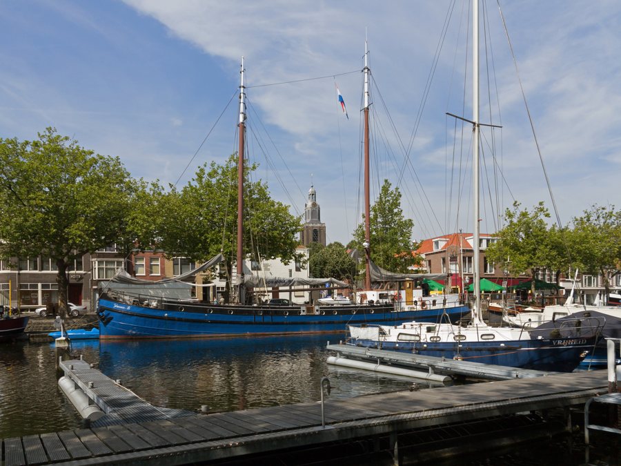 Hafen von Vlaardingen mit dem Turm der Grote Kerk