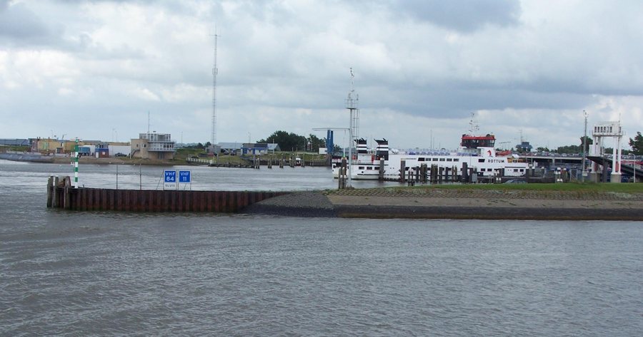 Hafen von Lauwersoog mit Schiffen und Hafenbecken