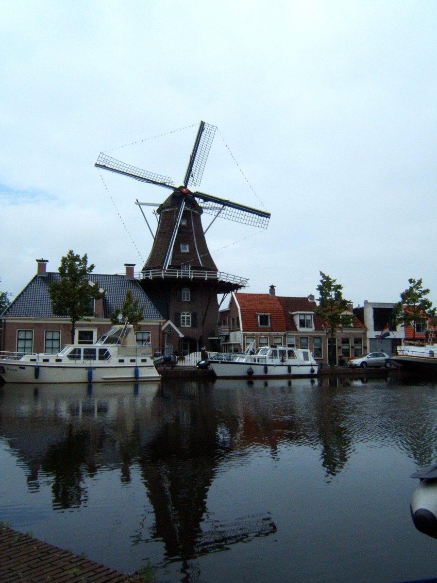 Molen De Vlijt an der Sluisgracht in Meppel