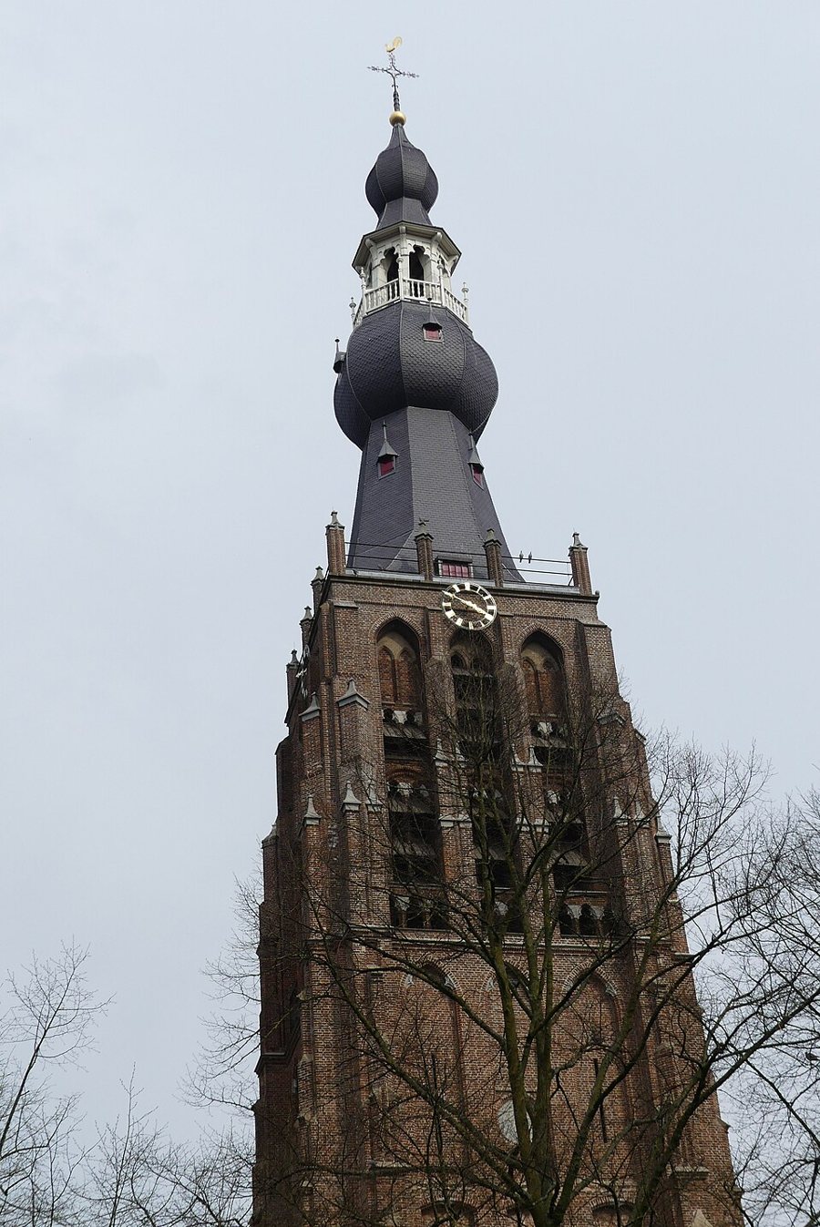Turm der Sint-Petrus-Bandenkerk am Vrijthof in Hilvarenbeek