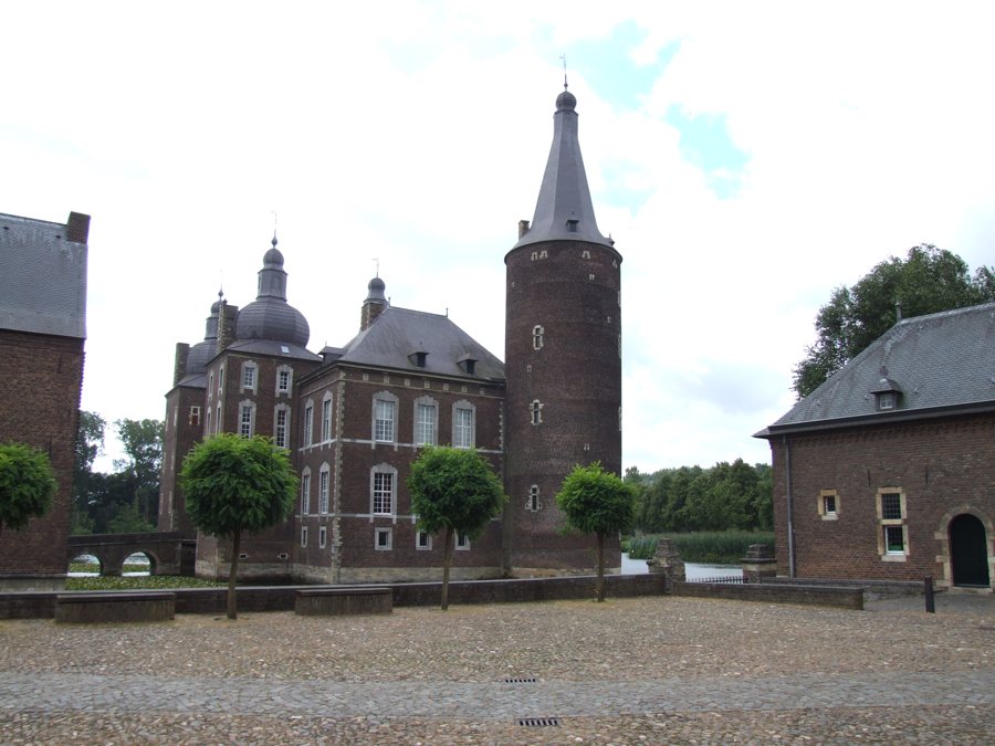 Schloss Hoensbroek mit Haupthaus und Innenhof