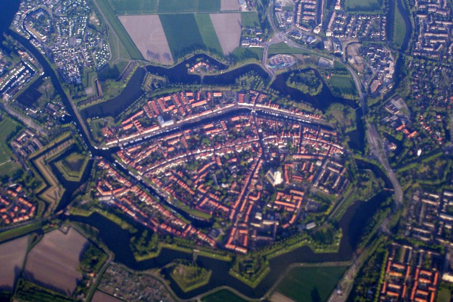 Luftaufnahme der Festungsstadt Brielle