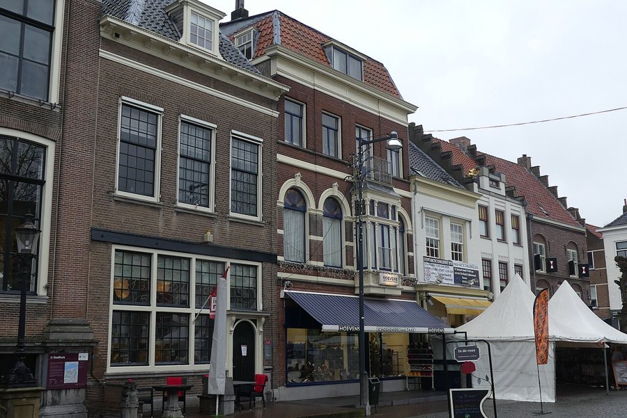 Historische Gebäude am Markt in Zaltbommel