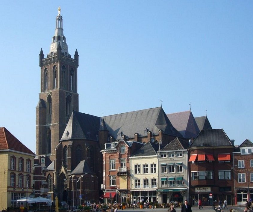 Sint-Christoffelkathedraal in Roermond mit dem Turm über der historischen Innenstadt
