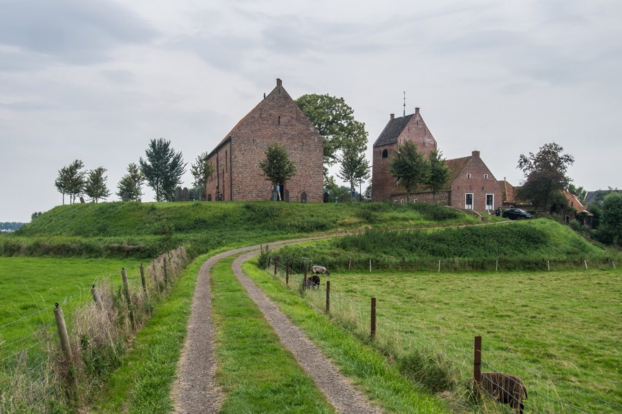 Historische Kirche auf der Wierde von Ezinge mit Landschaftsblick