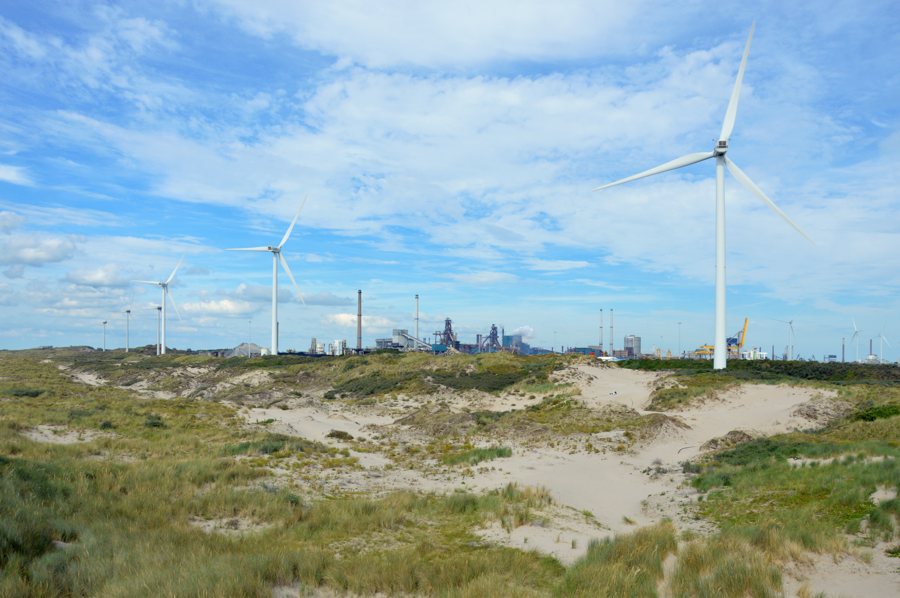 Dünen, Windräder und Industrie an der Noordpier von Wijk aan Zee