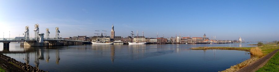Blick auf die Hansestadt Kampen mit der IJssel und historischen Türmen.