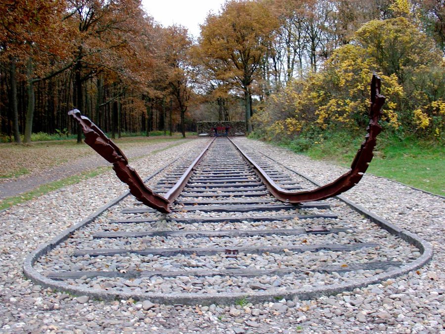 Nationales Westerbork-Mahnmal mit aufgerollten Bahnschienen