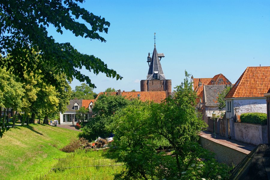 Blick von der Westerwal auf die Vischpoort und Stadtmauer von Elburg