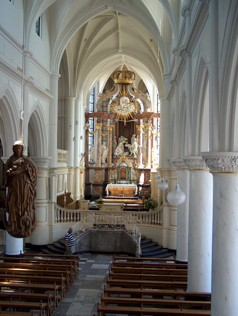 Innenraum der Abteikirche St. Michael im weißen Städtchen Thorn