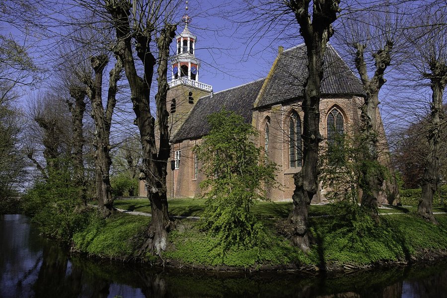 Petruskerk von Pieterburen mit umlaufender Gracht