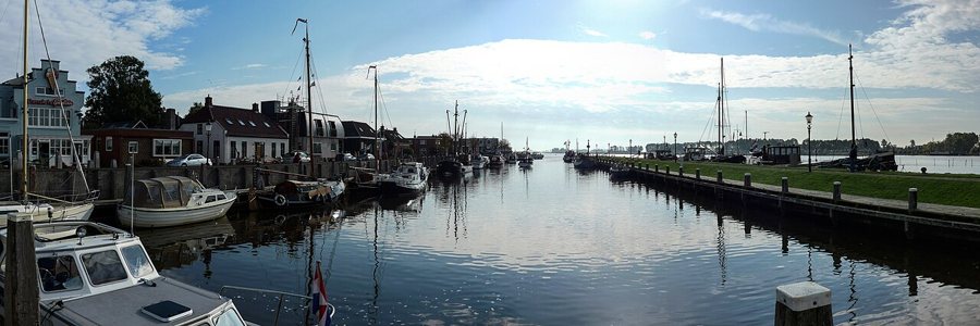 Binnenhafen von Zoutkamp mit dem Reitdiep im Hintergrund