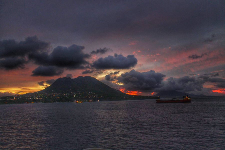 Panorama von Sint Eustatius vom Meer aus