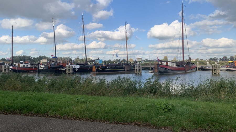 Historischer Hafen mit Flussschiffen in Woudrichem