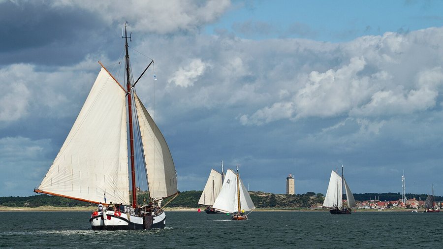 Brandaris-Leuchtturm und Segelschiffe vor Terschelling