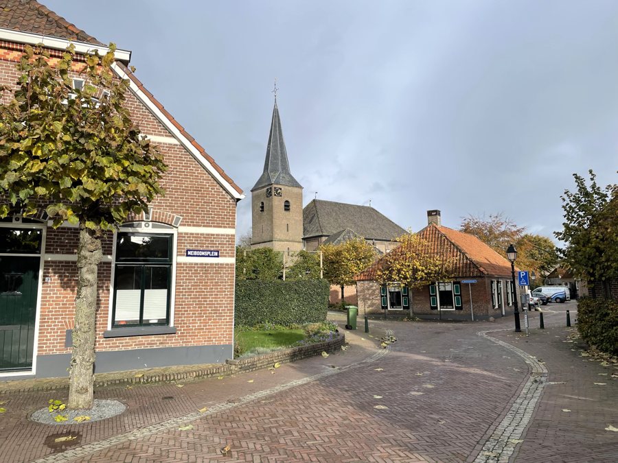 Meiboomsplein und Boomhofstraat im historischen Ortskern von Gramsbergen