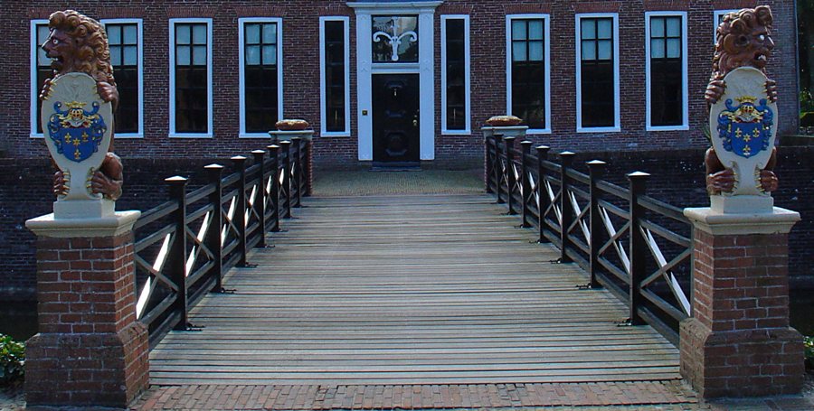 Zugangsbrücke der Menkemaborg in Uithuizen