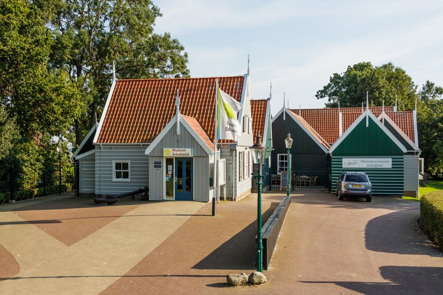 Außenansicht des Museums Schokland in der Polderlandschaft.