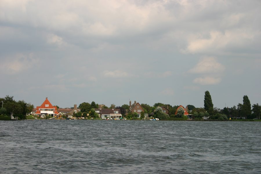 Westeinderplassen bei Aalsmeer mit Häusern am Ufer