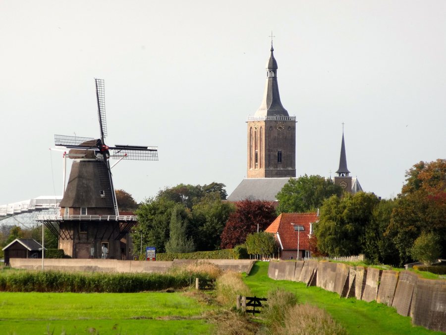 Hasselt mit Stenendijk, Korenmolen De Zwaluw und Kirchen
