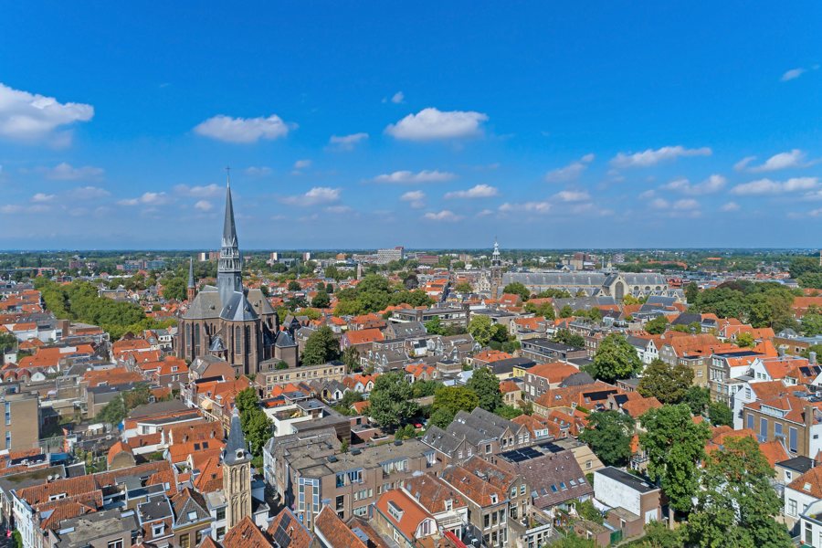 Luftaufnahme der historischen Innenstadt von Gouda mit der Gouwekerk und der Sint-Janskerk