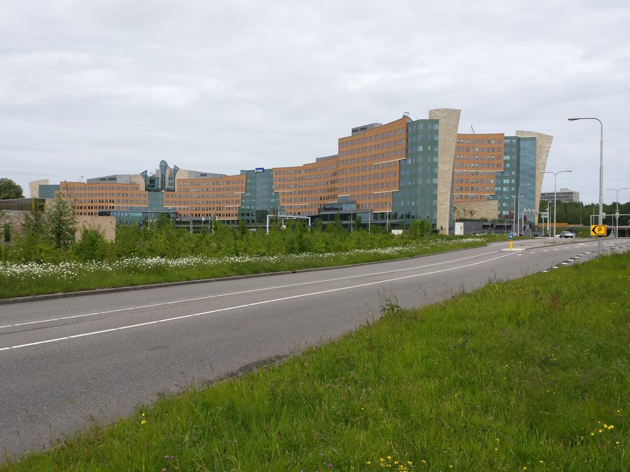 Moderne Stadtsilhouette von Amstelveen mit begrüntem Straßenraum