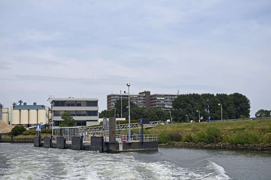 File:Papendrecht Noordhoek ferry terminal seen from the southwest.jpg
