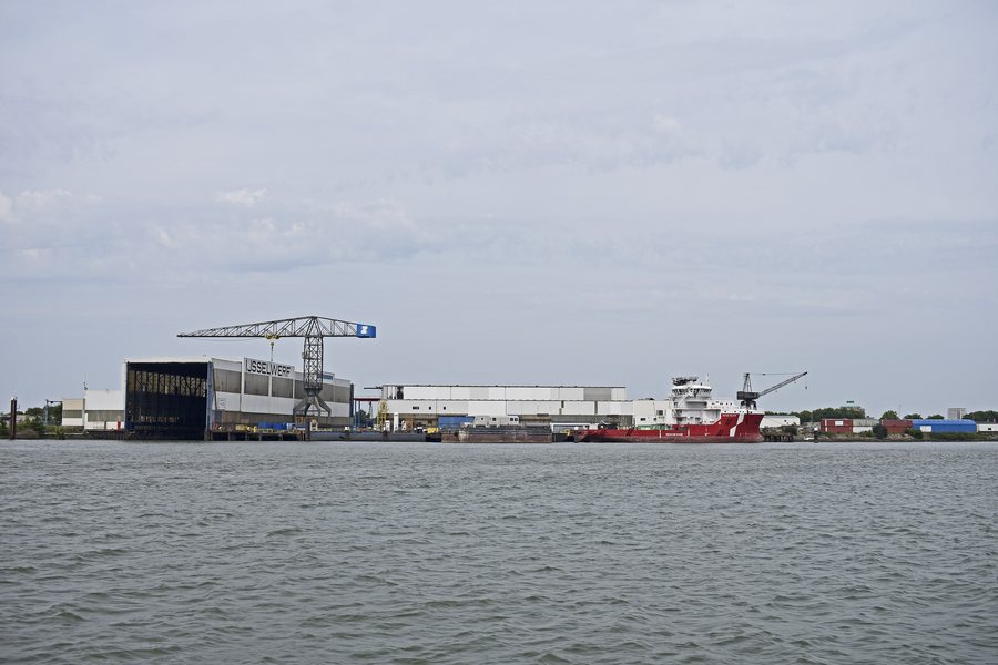 File:Capelle aan den IJssel IJsselwerf seen from the Nieuwe Maas 2.jpg