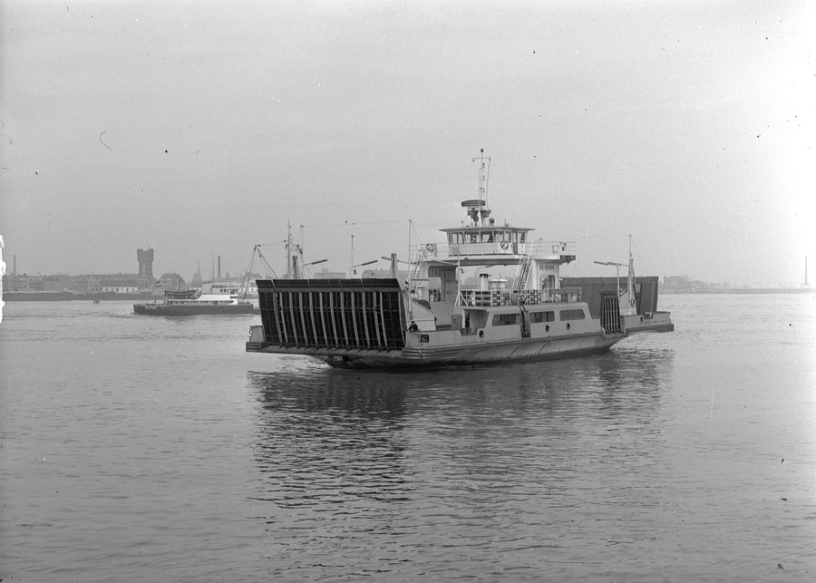 File:Veerpont De Hoorn, veerdienst tussen Maassluis en Rozenburg.jpg