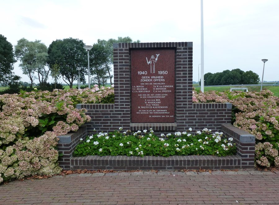 File:Oorlogsmonument in Ter Aar.jpg
