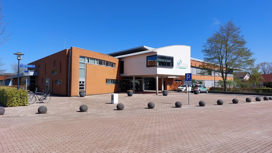 File:Dantumadiel, gemeentehûs.jpg