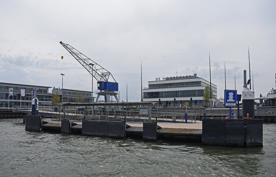 File:Hendrik-Ido-Ambacht Noordeinde ferry terminal seen from the northeast.jpg